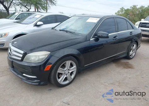 2011 Mercedes-Benz C 300 Luxury/Sport z USA, uszkodzony, nr VIN WDDGF5EB4BA459104
